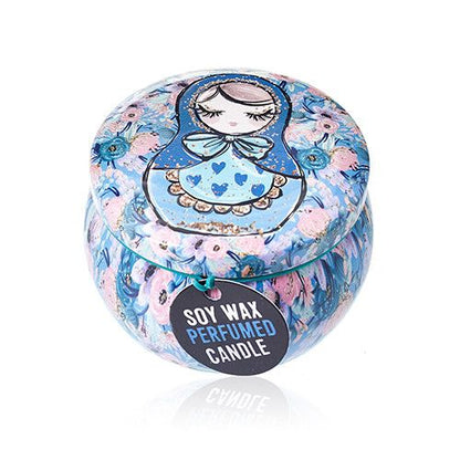 Alt Tag: Sojavax konstburk-ljus – Russian Dolls Design, blå blommig burk med matryoshka-illustration och etikett med "doftljus av sojavax"
