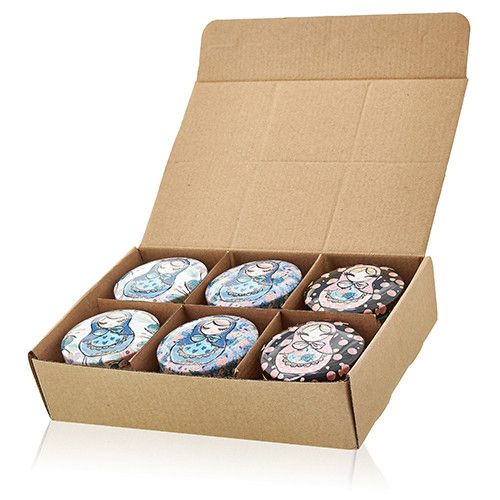 Soy Wax Art Plåtburksljus – Presentset med Russian Dolls-design i öppen kartong, blandade lock med Russian Dolls-konst på plåtburksljusen