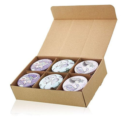 Alt Tag: Soy Wax Art Tin Candle – Sea Life set de 6 velas en lata con diseño marino en caja de cartón abierta