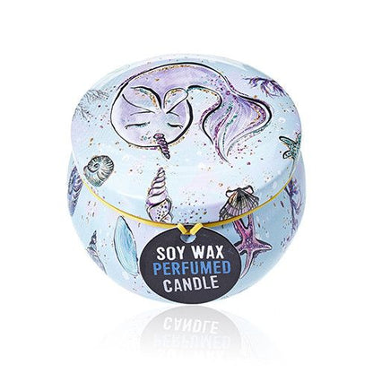 Alt Tag: Soy Wax Art Tin Candle – Sea Life con lata redonda ilustrada de fauna marina, conchas y estrellas de mar, vela perfumada de soja