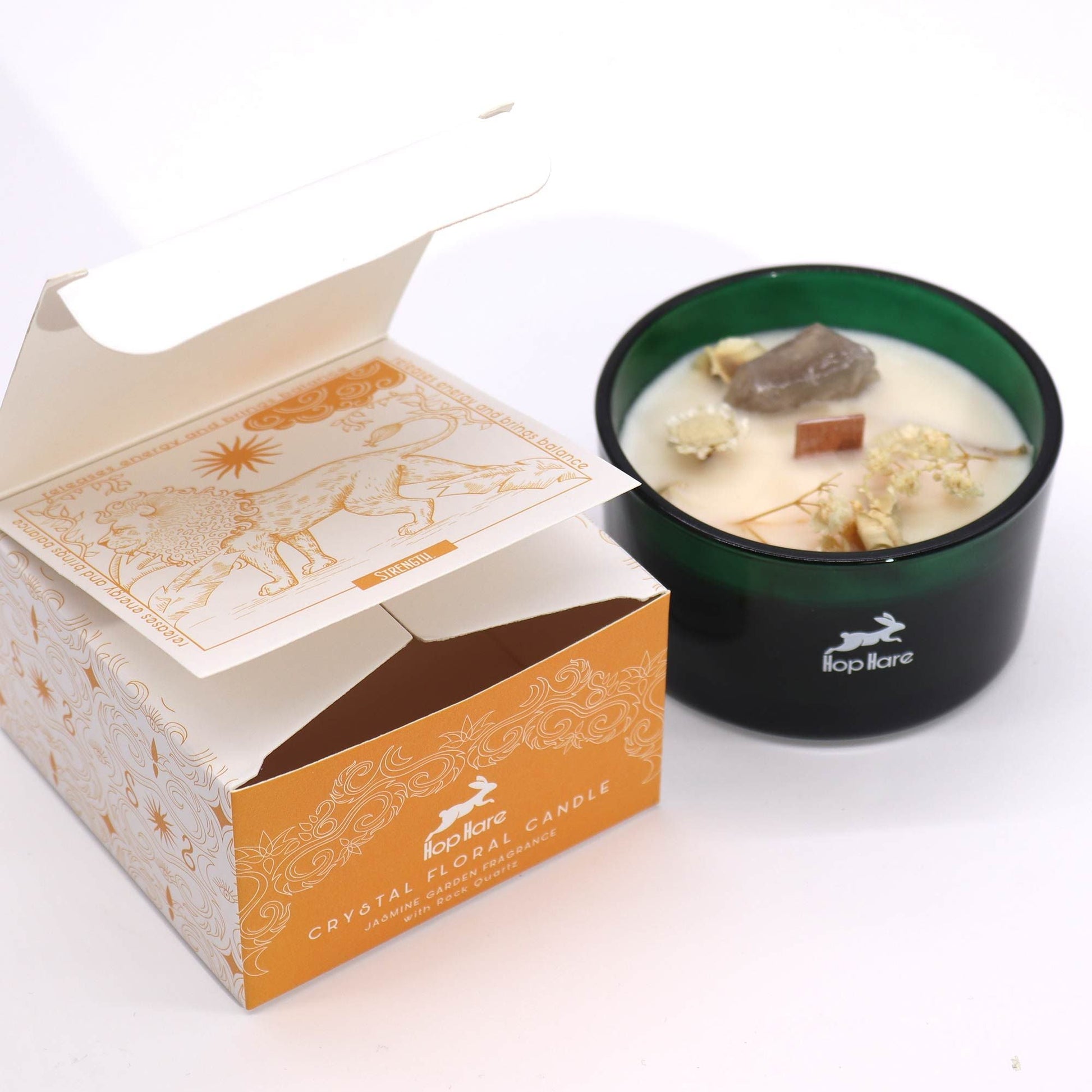Vela de cera de soja – Jazmín y cuarzo cristal en vaso de vidrio verde con mecha de madera y cuarzo, junto a caja decorativa