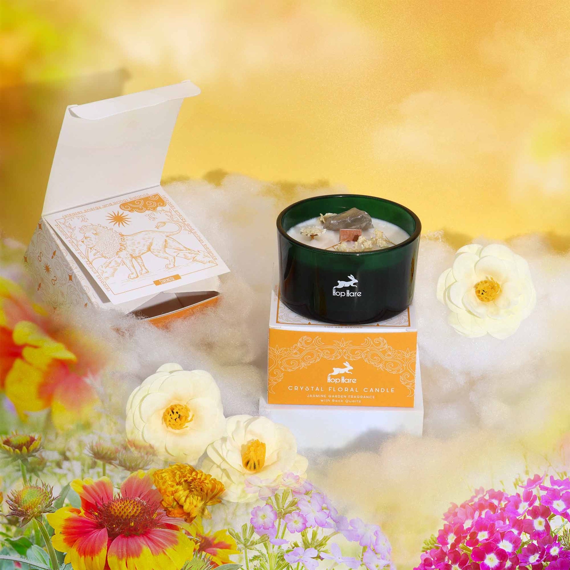 Vela de cera de soja – Jazmín & Cuarzo rosa en vaso de vidrio verde con mecha de madera, con caja del producto y flores decorativas