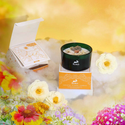 Vela de cera de soja – Jazmín & Cuarzo rosa en vaso de vidrio verde con mecha de madera, con caja del producto y flores decorativas