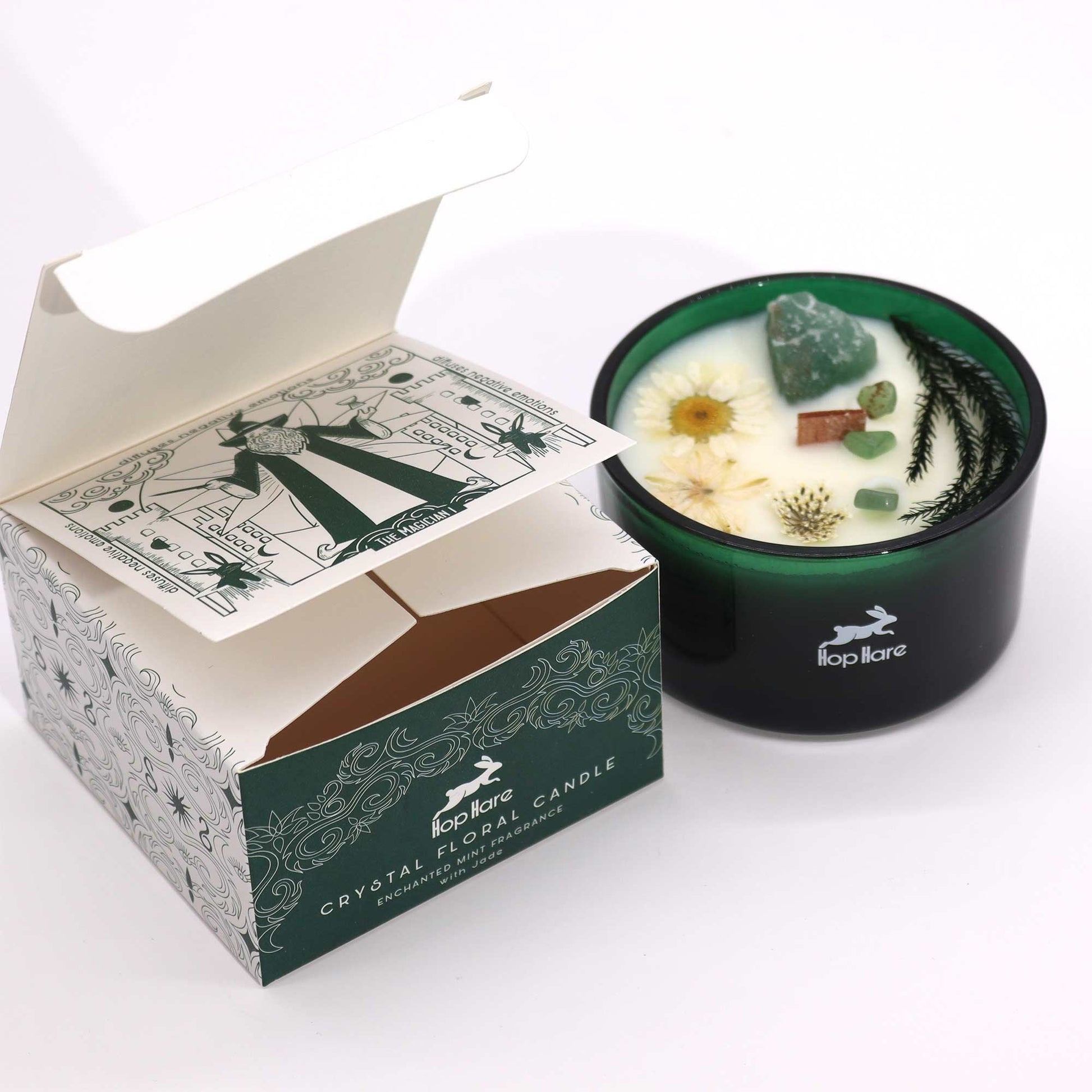Alt Tag: Sojavax Crystal Floral Candle – The Magician i grön glasbehållare med torkade blommor, kristaller och illustrerad presentask