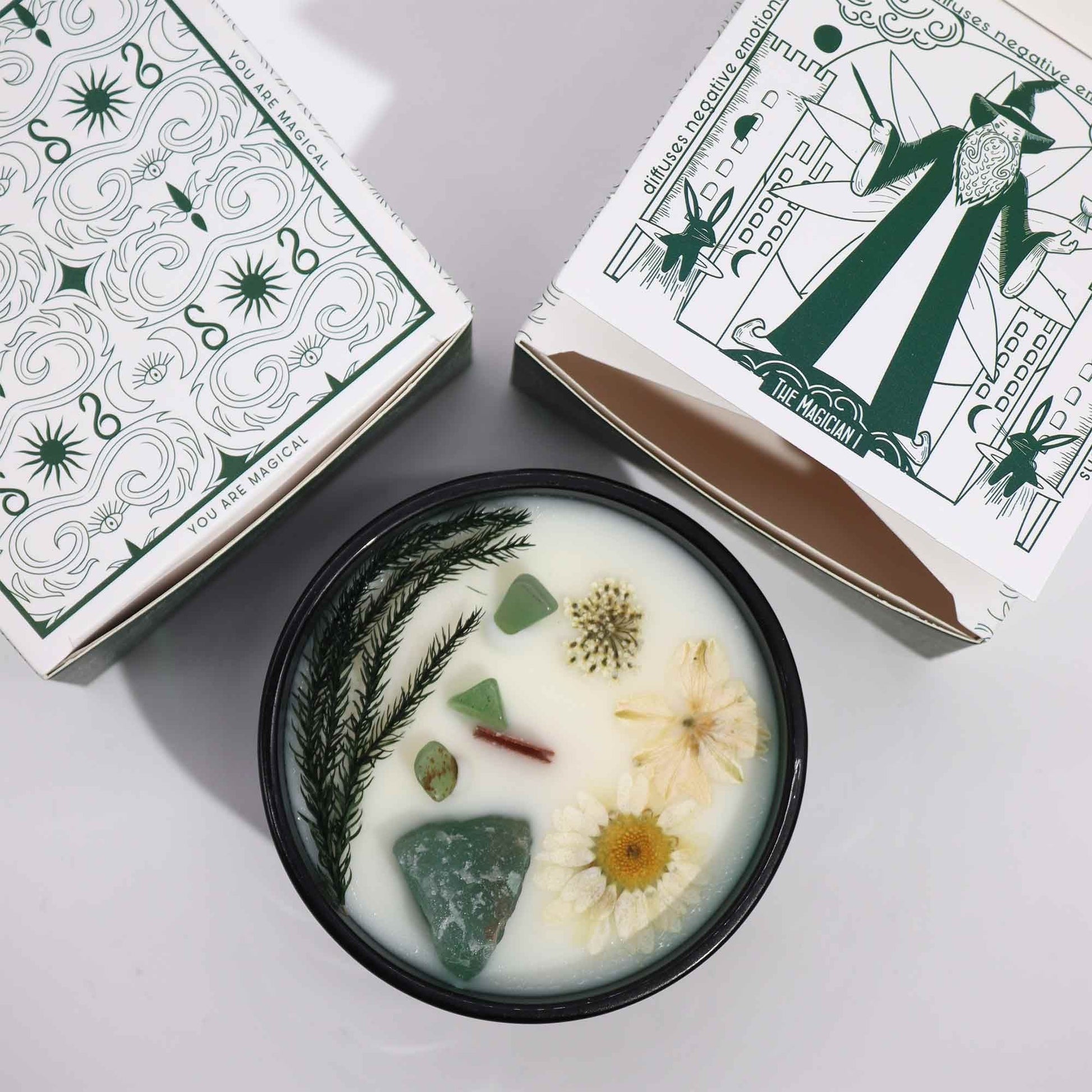 Alt Tag: Sojavax ljus med kristaller och blommor – The Magician i djupt grönt glas med mintfärgat vax, jade-ädelstenar, torkade blommor och en tarot-inspirerad box
