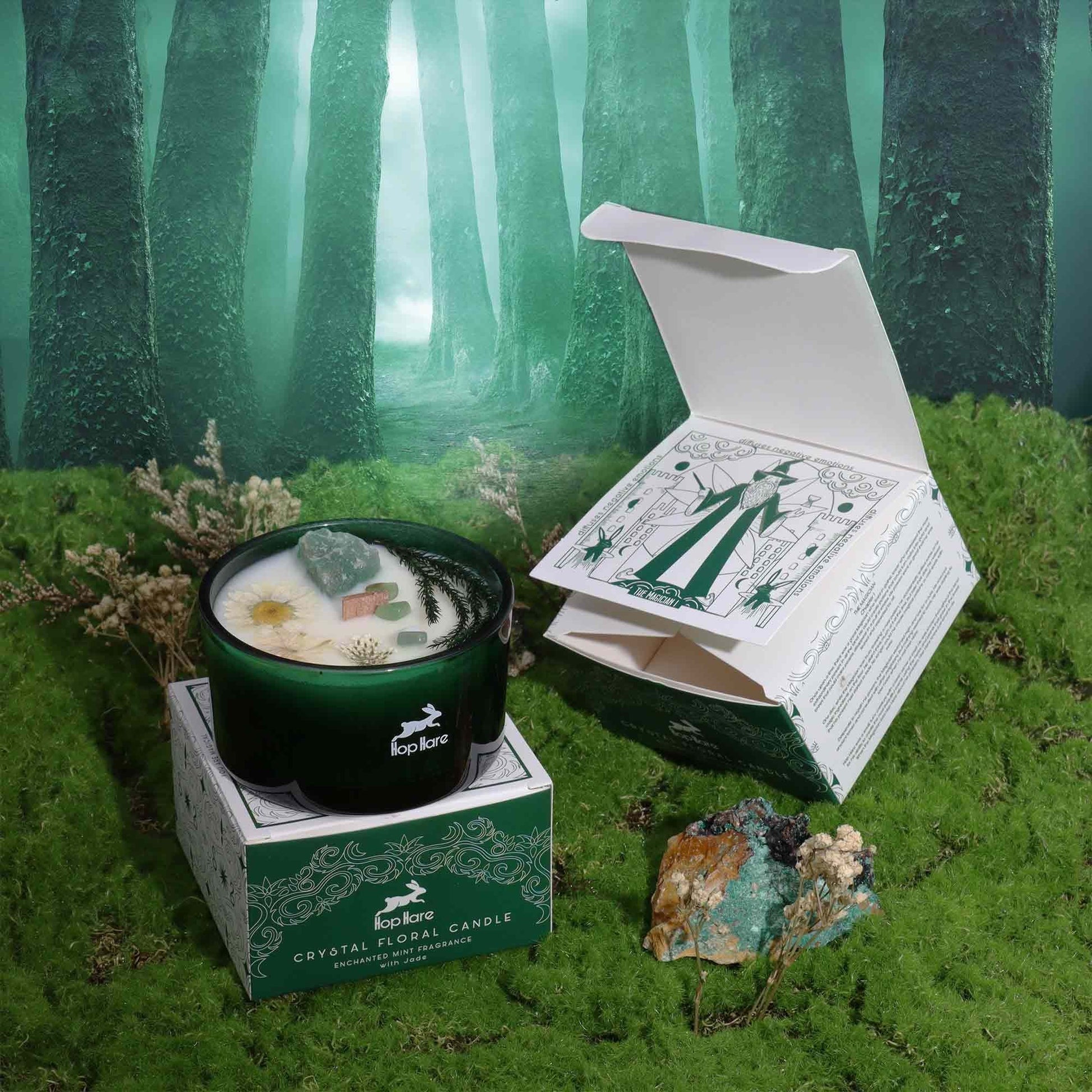 Kristall- och blomljus i sojavax – The Magician i djupt grönt glas med jadeädelstenar, blommig vaxtopp och en märkt box med skogsmotiv