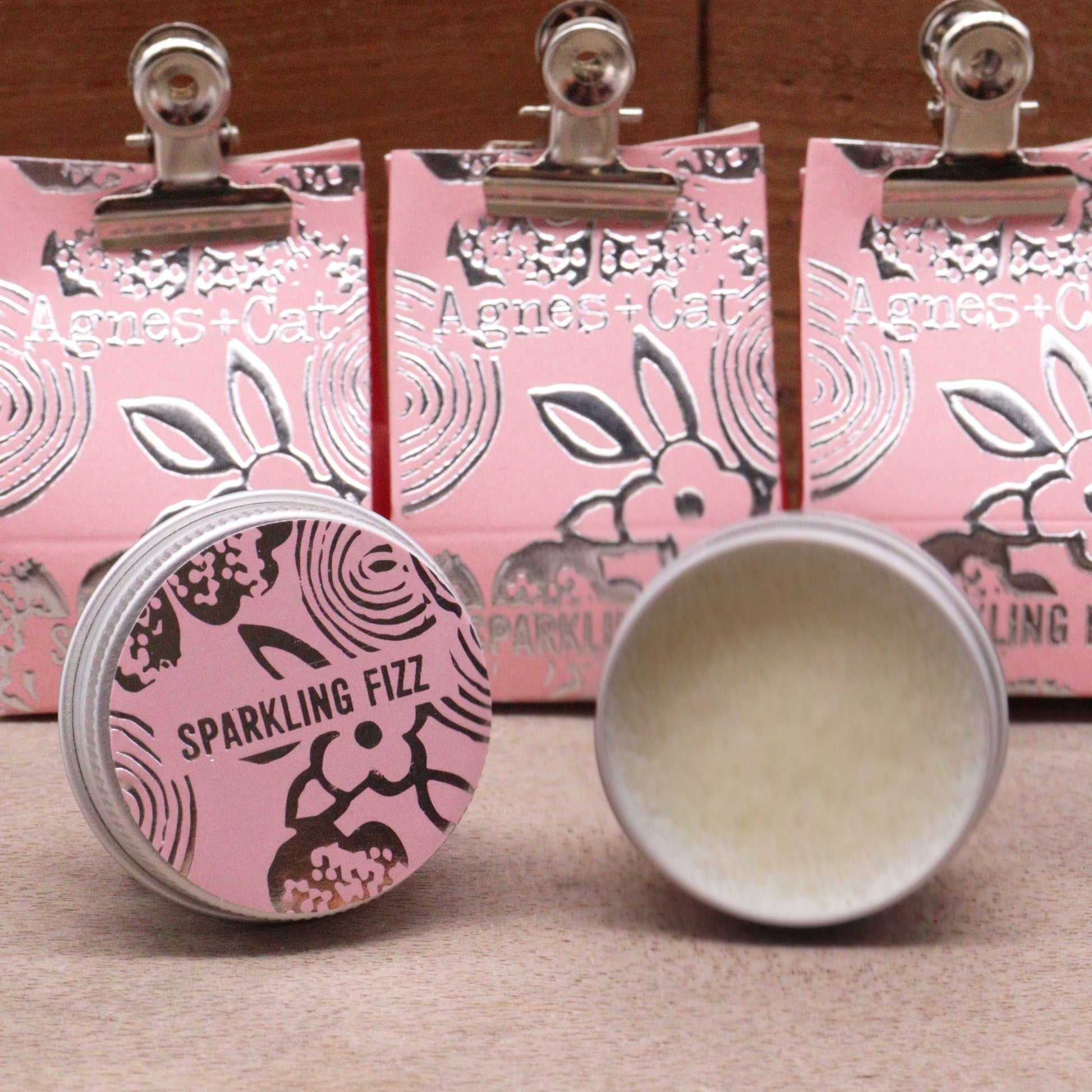 Alt Tag: Sparkling Fizz Vegan Lip Balm – 12G en lata metálica, envase rosa Sparkling Fizz, bálsamo labial vegano con manteca de karité y mango