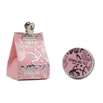 Alt Tag: Sparkling Fizz Vegan Lip Balm – 12G en lata redonda rosa con ilustración de conejo y empaque rosa tipo bolsa con clip