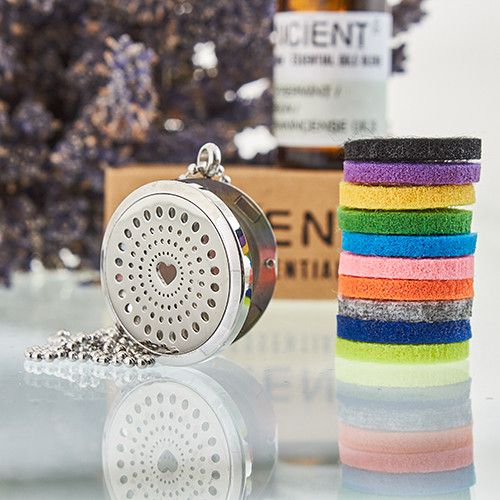 Alt Tag: Halsband med aromadiffusor i rostfritt stål – Diamond Heart 30MM med perforerat hjärtlocket, kedja och färgglada filtkuddar