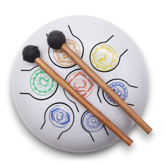 Alt Tag: Steel Tongue Happy Drum – 7 Chakra – 18 CM, tambor de lengüetas de acero blanco con símbolos de chakras pintados y dos mazas
