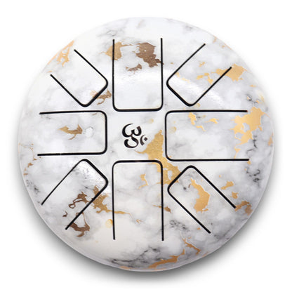 Alt Tag: Steel Tongue Happy Drum – Marble OM – 18 CM, stål-tongue drum 18 cm med vit marmorfinnish och OM-symbol