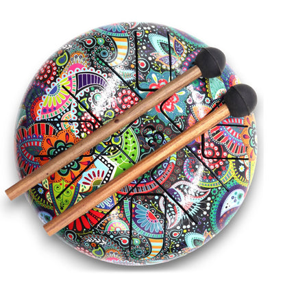 Steel Tongue Happy Drum – flerfärgad OM – 18 CM, handmålad steel tongue drum med färgstark OM-design och två klubbor
