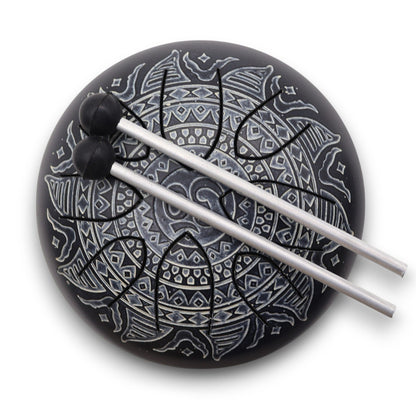 Steel Tongue Happy Drum – OM Mandala ingraverad – 16 CM, svart ståltungtrumma med ingraverad OM-mandala och klubbor