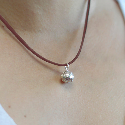 Alt Tag: Sterling Silver Angel Bell – Faith – 12MM halsband med 925 sterling silver-klockhängsmycke på snöre, buren i närbild