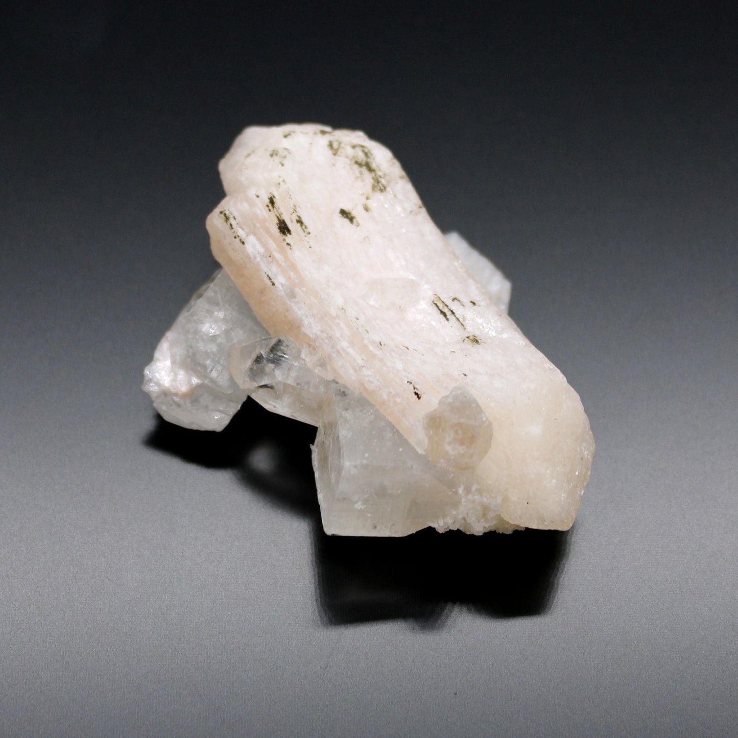 Alt Tag: Stilbite & Apophyllite Specimen – 20–30 MM mineral crystal cluster, natural stilbite blades with clear apophyllite on gray background