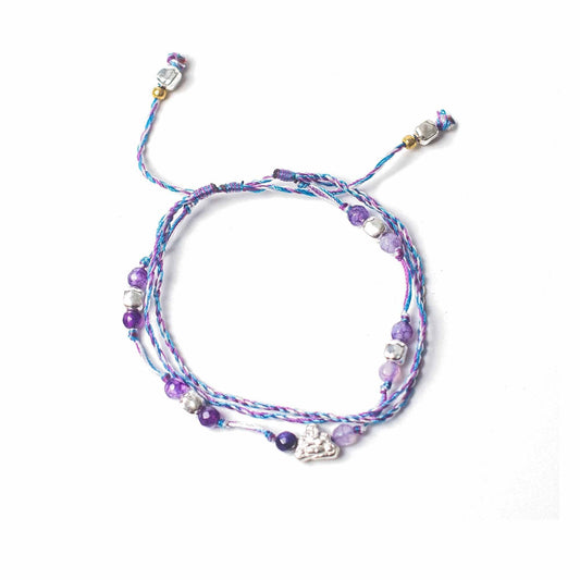 String & Beads Temple Armband – Einheitsgröße, verstellbares Armband aus geflochtener Kordel mit Metallakzenten und lila Perlen, Draufsicht auf Weiß