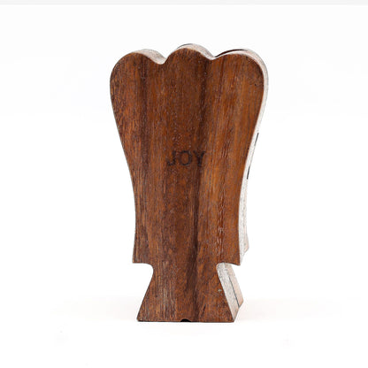 Alt-Tag: Suar Wood Angel Magic Box – Peace 14CM handgeschnitzte Suar-Holz-Engelfigur, Rückansicht mit eingraviertem „JOY“