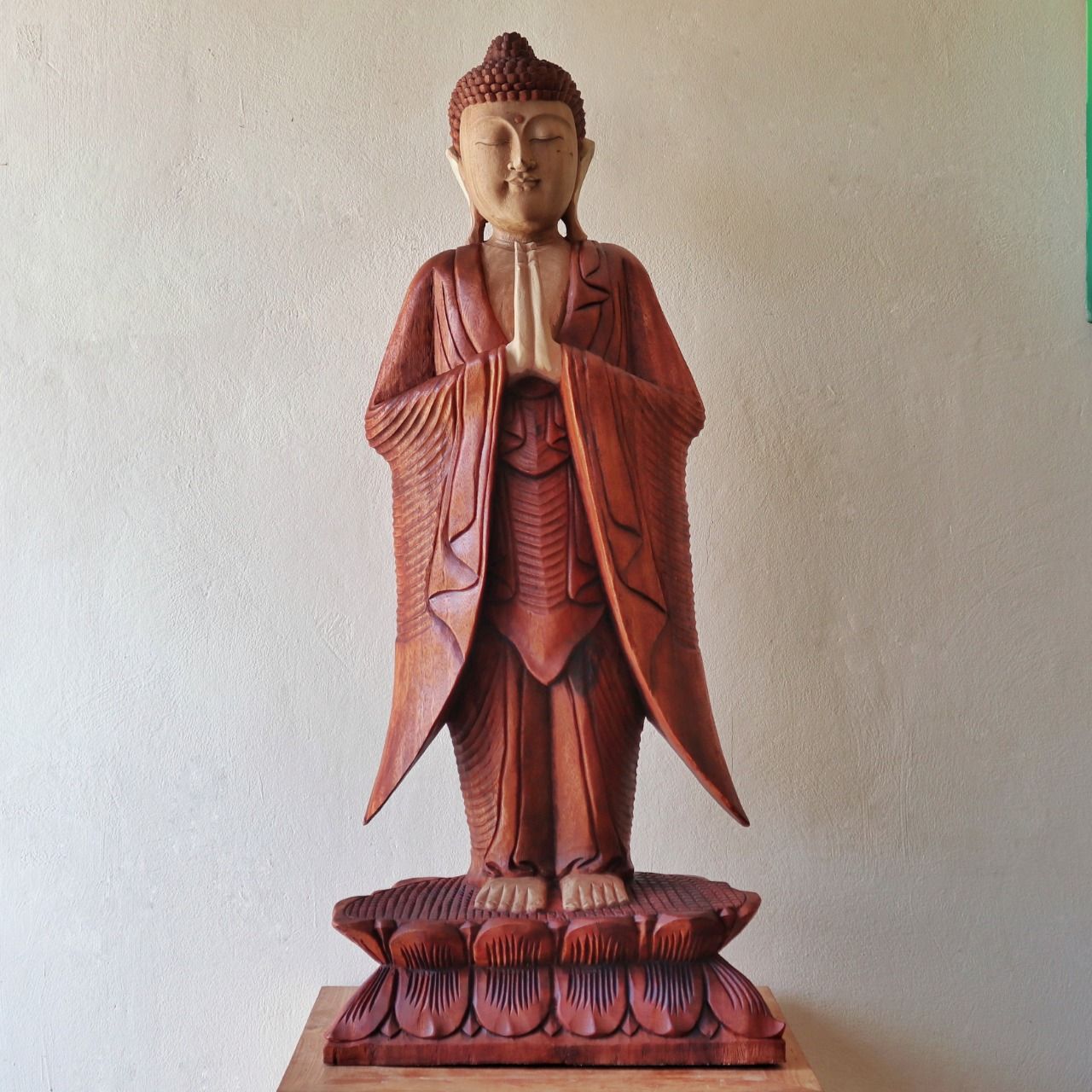 Alt-Tag: Buddha-Statue aus Suarholz – 100CM Welcome Design, handgeschnitzter balinesischer Holz-Buddha mit betenden Händen auf Lotus-Sockel
