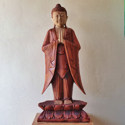 Alt-Tag: Buddha-Statue aus Suarholz – 100CM Welcome Design, handgeschnitzter balinesischer Holz-Buddha mit betenden Händen auf Lotus-Sockel