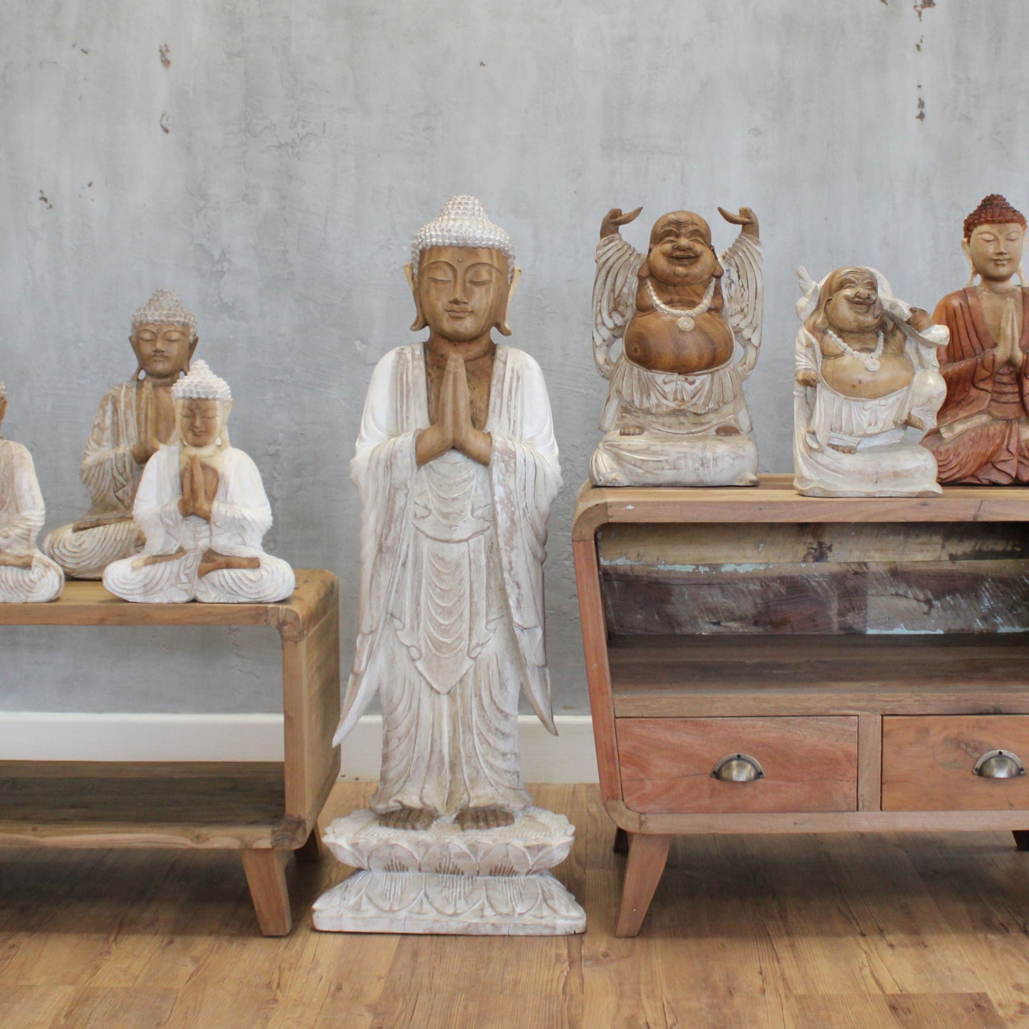 Alt Tag: Buddha-staty i suarträ – 100CM Welcome vitkalkad handskuren balinesisk Buddha-staty med vitkalkad finish, stående dekoration