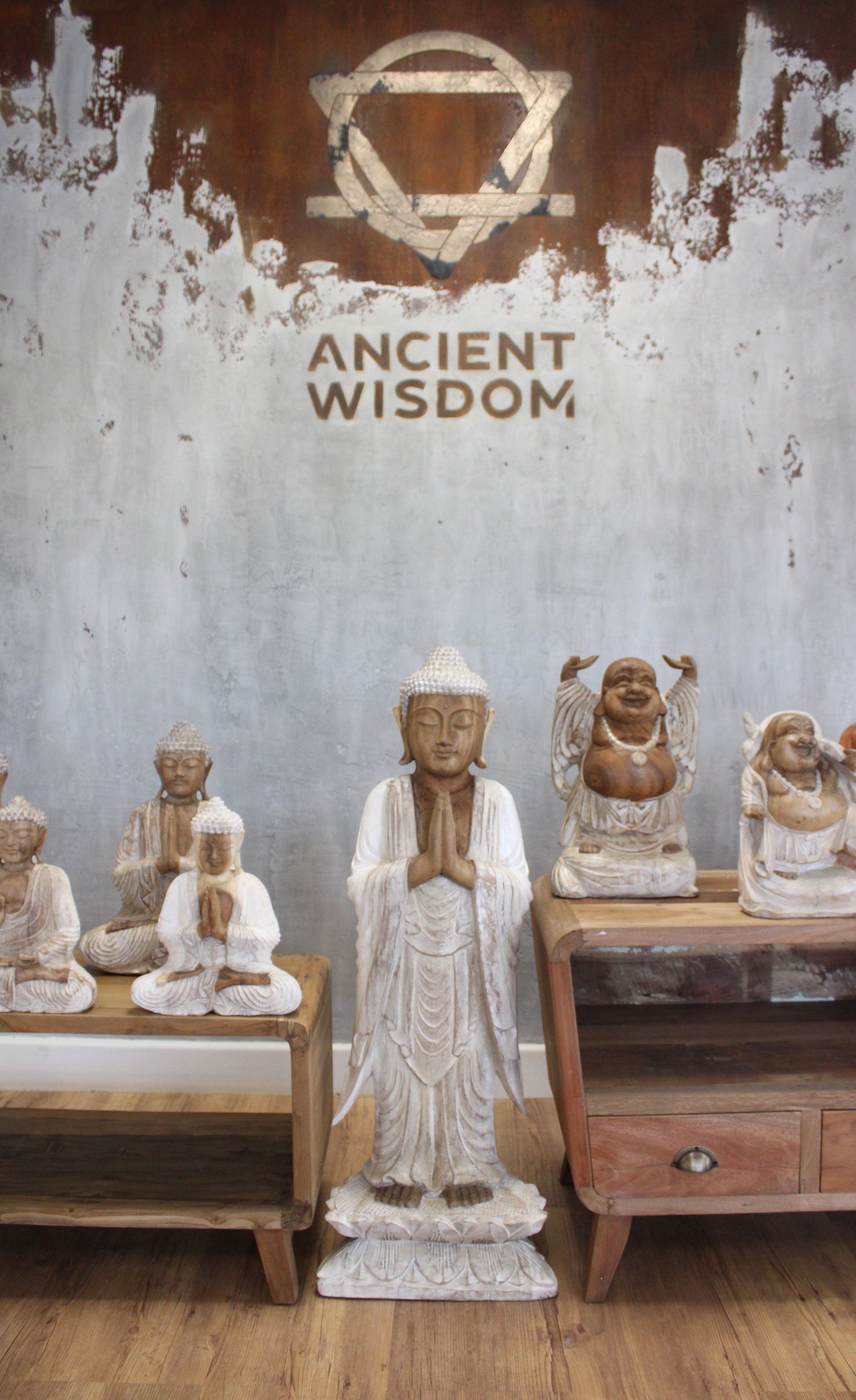 Alt Tag: Suar Wood Buddha-statyn – 100CM Welcome Whitewash med whitewash-finish, handskurna buddhastatyer på trämöbler