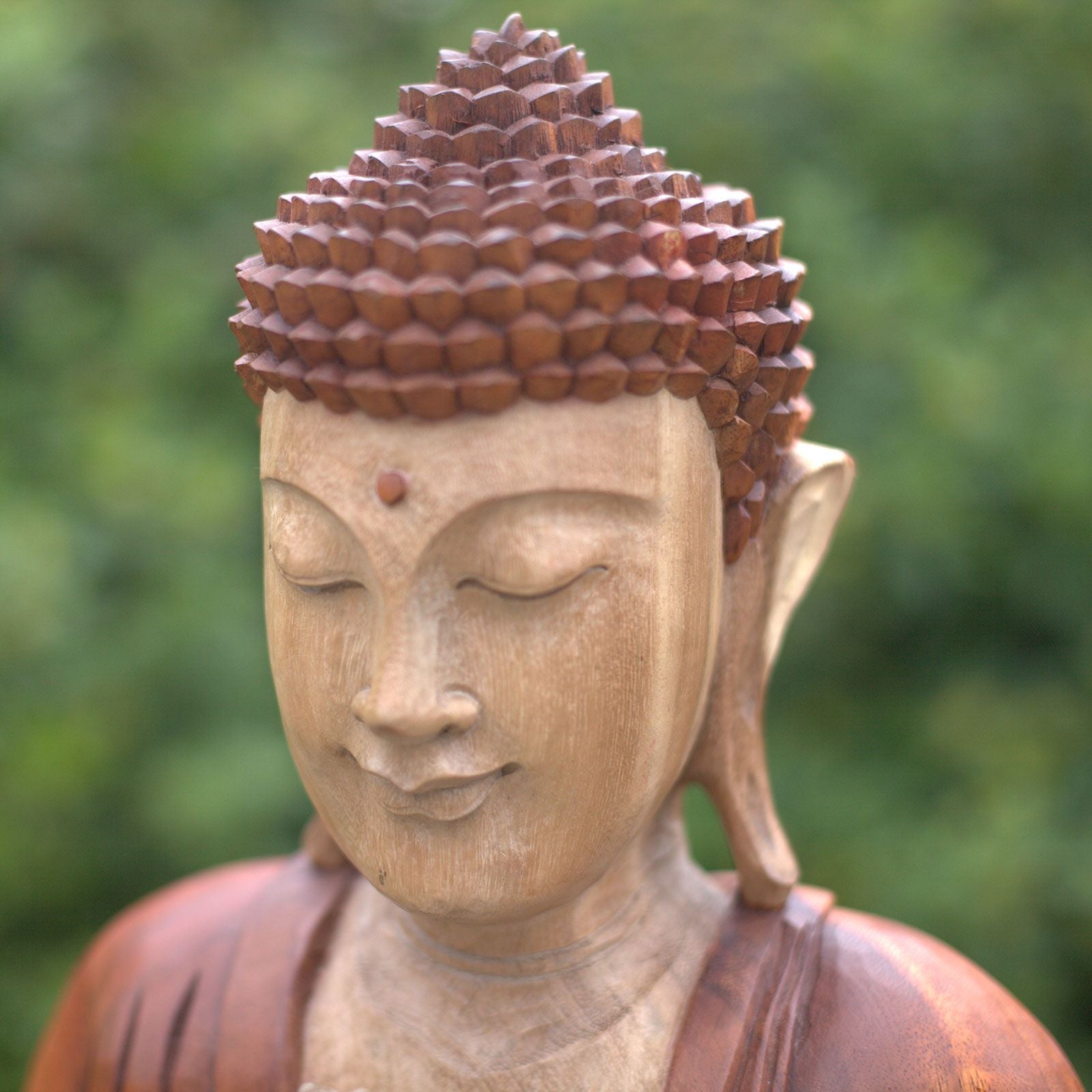 Alt Tag: Buddha-staty i suarträ – 30CM med handen nedåt, närbild av handskuret balinesiskt Buddha-ansikte i naturlig suarträfinish