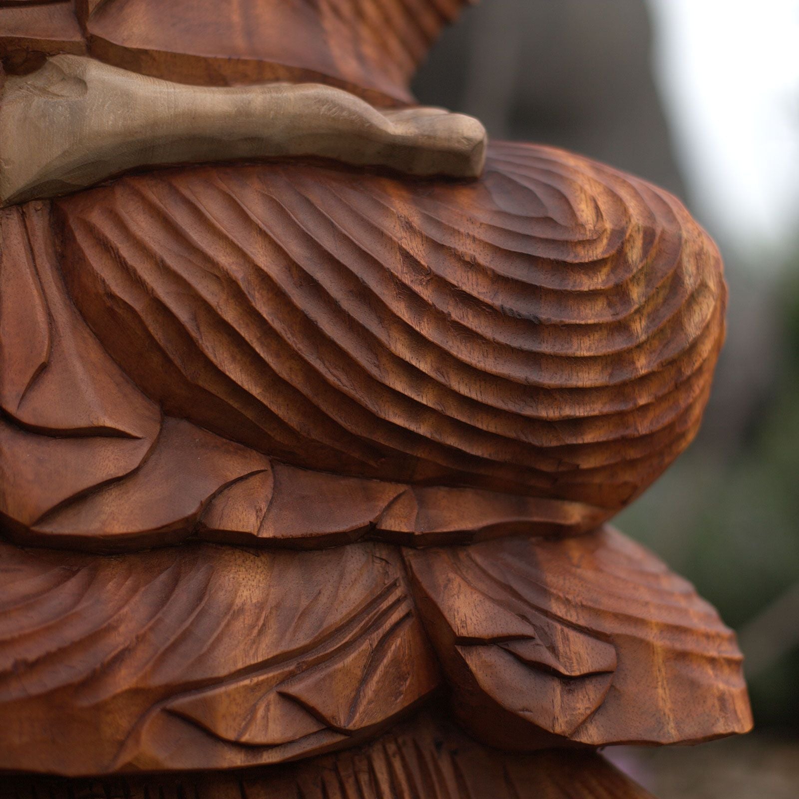 Estatua de Buda de madera de suar – 40CM Welcome detalle de talla en madera de suar, textura natural y pliegues de la túnica