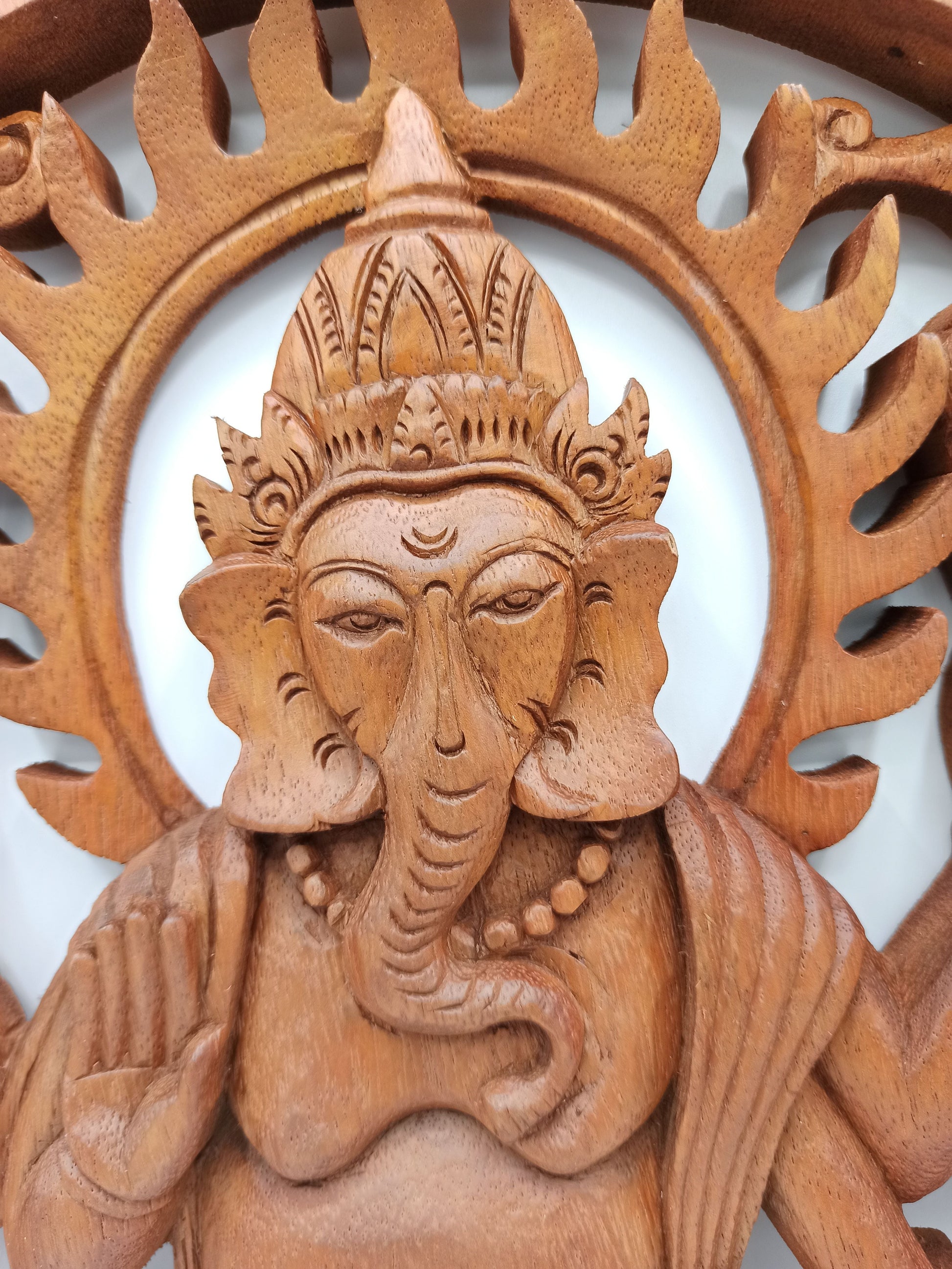 Suar Wood Ganesh Panel – 40CM Wall Art, primer plano de tallado a mano de Lord Ganesh en madera suar con detalles artesanales