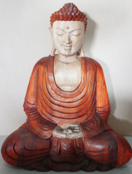 Alt Tag: Estatua de Buda tallada a mano en madera de suar – estatua balinesa de Buda tallada a mano de 40CM en meditación sentada, acabado en madera marrón cálido