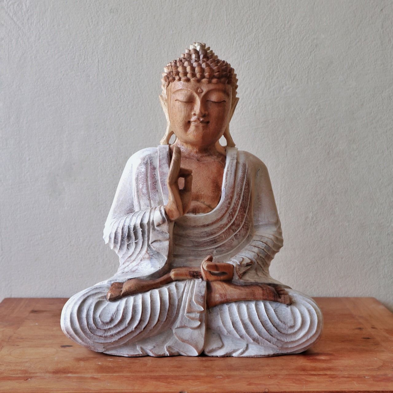 Alt Tag: Handskuren Buddha-staty i suarträ – 40CM Teaching med whitewash-finish, sittande Buddha-skulptur på träbord