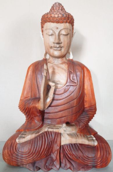 Alt Tag: Estatua de Buda tallada a mano en madera de suar – Buda sentado de 60 cm, tallado a mano en madera de suar de Bali, con túnica detallada y expresión serena