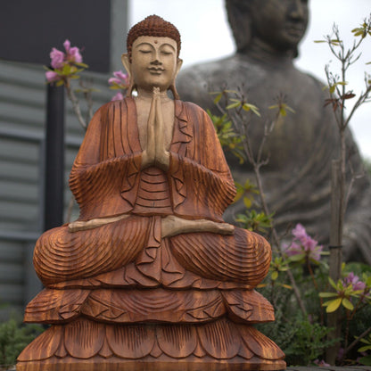 Alt Tag: Handskuren Buddha-staty i suarträ – 80CM, Buddha i trä sittande med händerna i böneställning, detaljrik carving