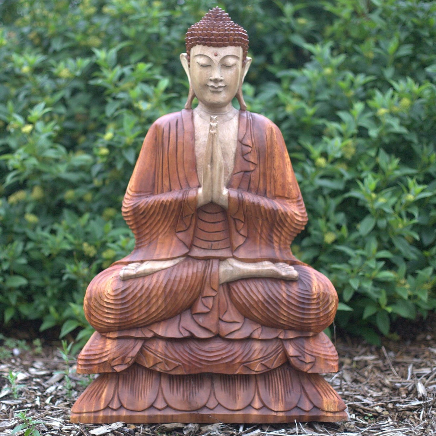 Alt Tag: Handskuren Buddhastaty i suarträ – 80CM, sittande Buddha med händerna i bön, balinesisk suarträsnideri utomhus