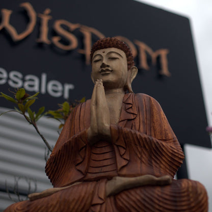 Alt Tag: Handskuren Buddha-staty i suarträ – 80CM i bedjande pose, detaljerat hantverk från Bali, naturlig träådring