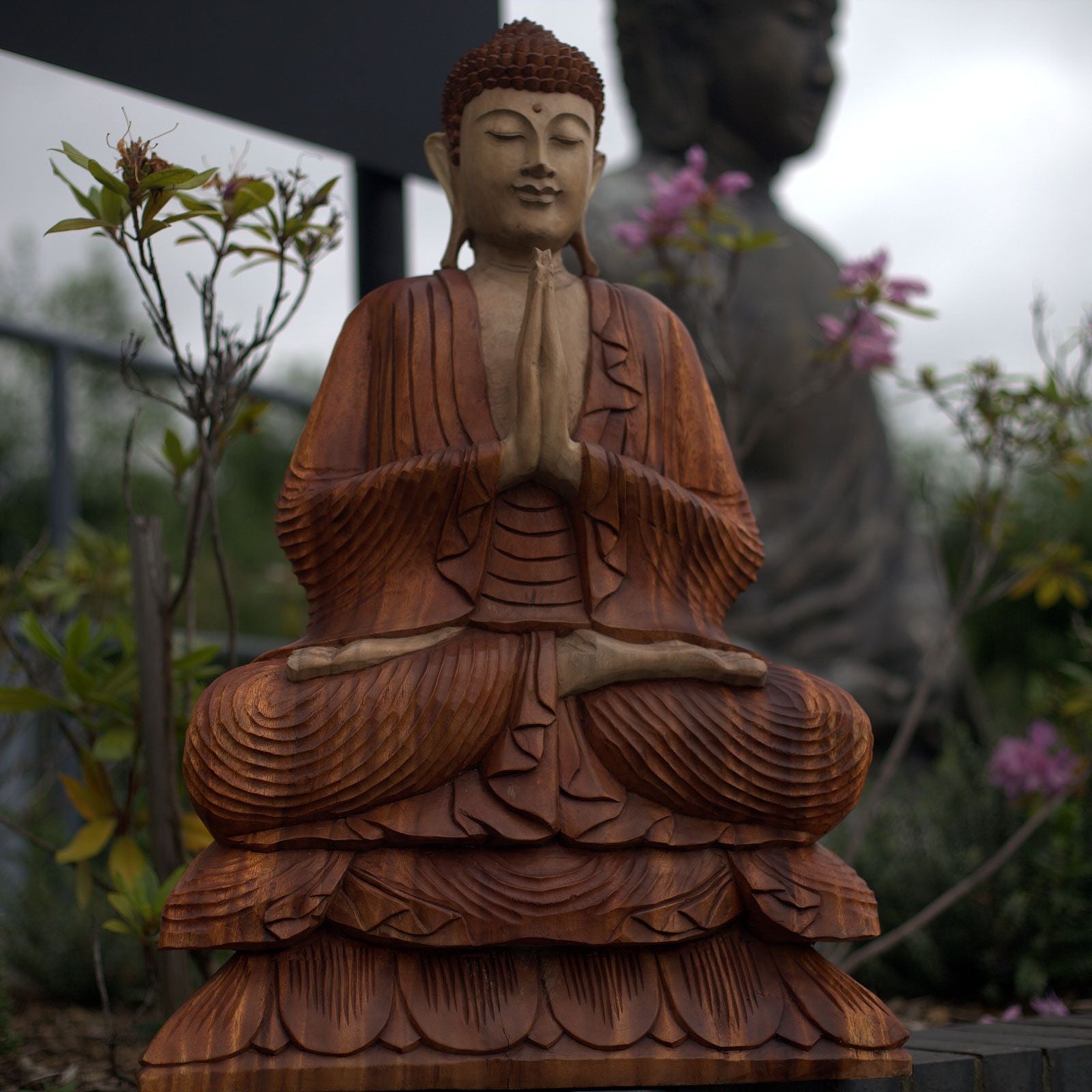 Alt Tag: Handskuren Buddhastaty i suarträ – 80CM, Bali-tillverkad sittande Buddha med händerna i bön, detaljerad carving i naturligt trä