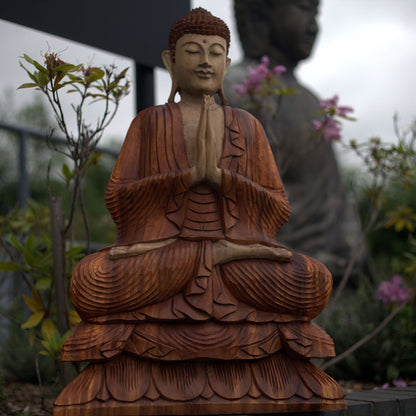 Alt Tag: Handskuren Buddhastaty i suarträ – 80CM, Bali-tillverkad sittande Buddha med händerna i bön, detaljerad carving i naturligt trä