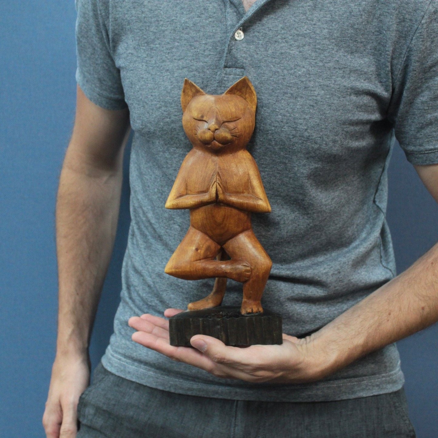 Suarholz handgeschnitzte Yoga-Katze – One Leg-Skulptur in den Händen gehalten, indonesische Holzkatzenstatue in einbeiniger Yoga-Pose