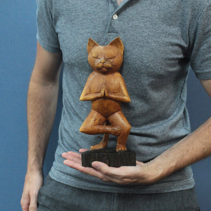 Suarholz handgeschnitzte Yoga-Katze – One Leg-Skulptur in den Händen gehalten, indonesische Holzkatzenstatue in einbeiniger Yoga-Pose