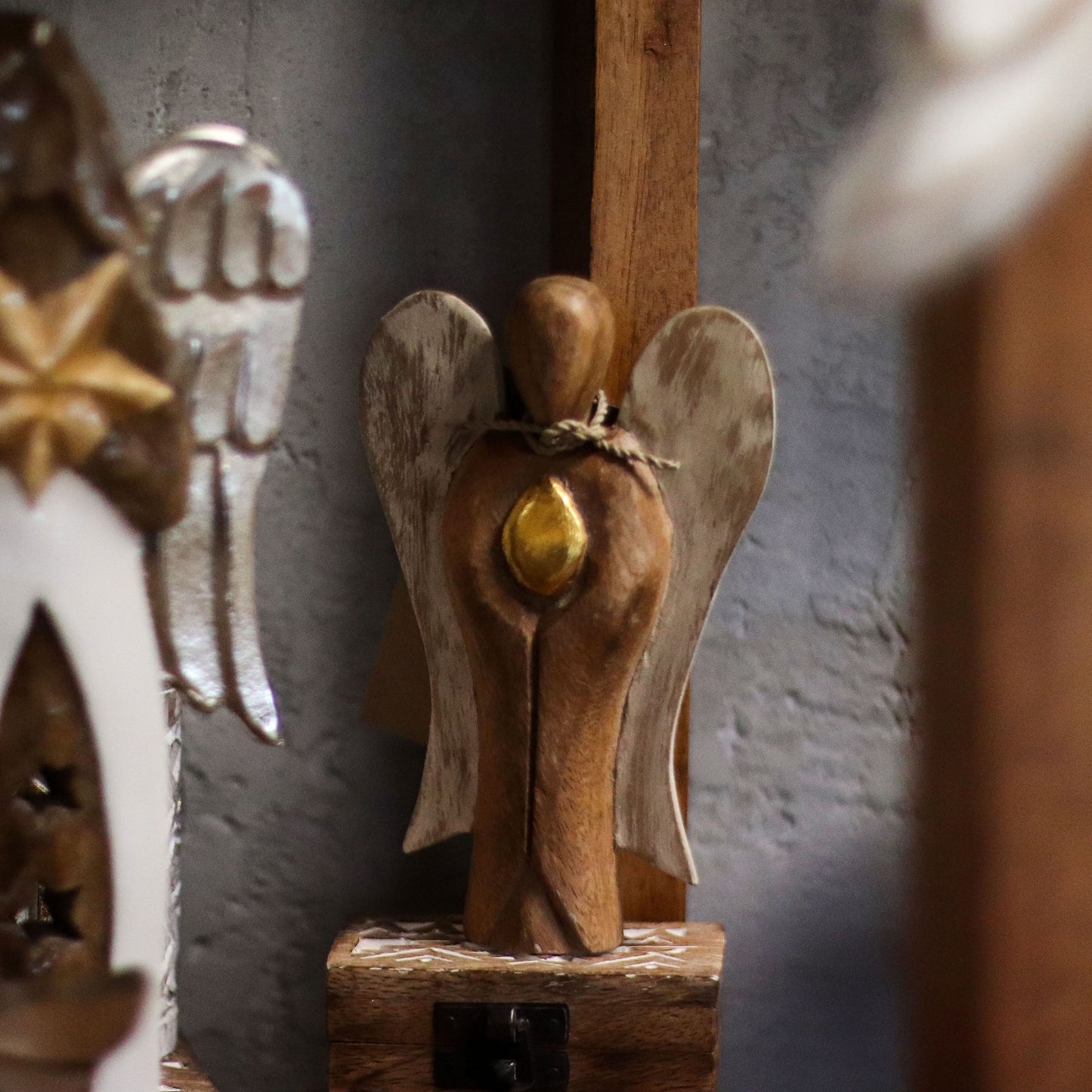 Suar-Holz Hati-Hati Angel – Love 15CM handgeschnitzte Holz-Engelfigur mit weißen Flügeln und goldener Herz-Deko