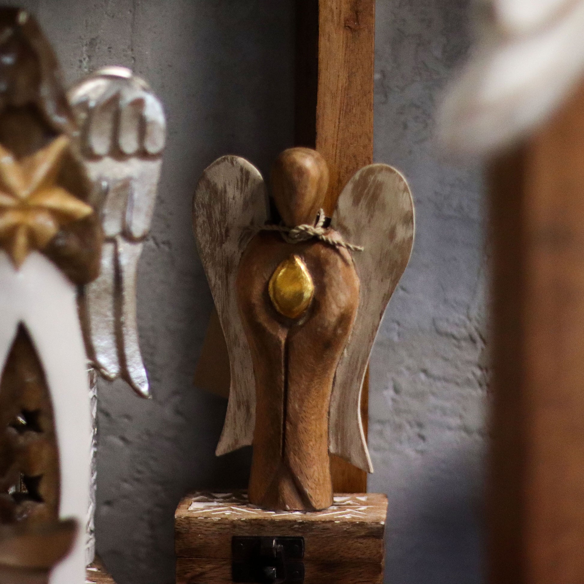 Suar-Holz Hati-Hati Angel – Love 15CM handgeschnitzte Holz-Engelfigur mit weißen Flügeln und goldener Herz-Deko