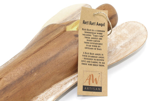 Suar Wood Hati-Hati Angel – Love Nachhaltig handgeschnitzter Suarholz-Engel (15 cm) mit Artisan-Tag