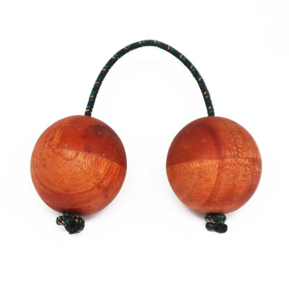 Alt Tag: Suar Wood Kashaka Shaker – 26x5 CM, shaker musical artesanal de madera de suar con dos esferas unidas por cuerda