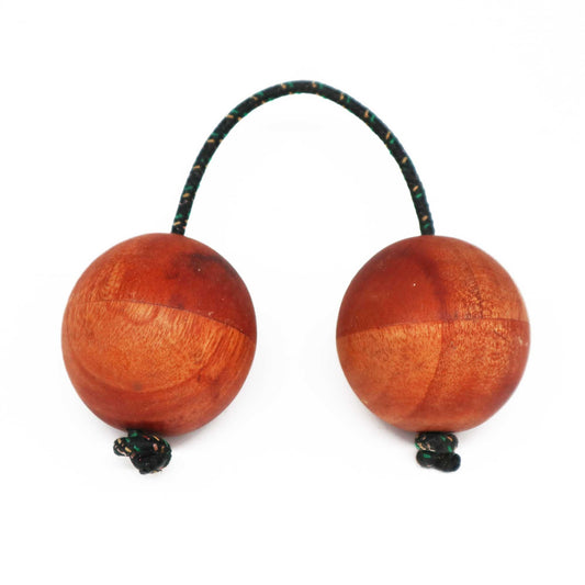 Alt Tag: Suar Wood Kashaka Shaker – 26x5 CM, shaker musical artesanal de madera de suar con dos esferas unidas por cuerda