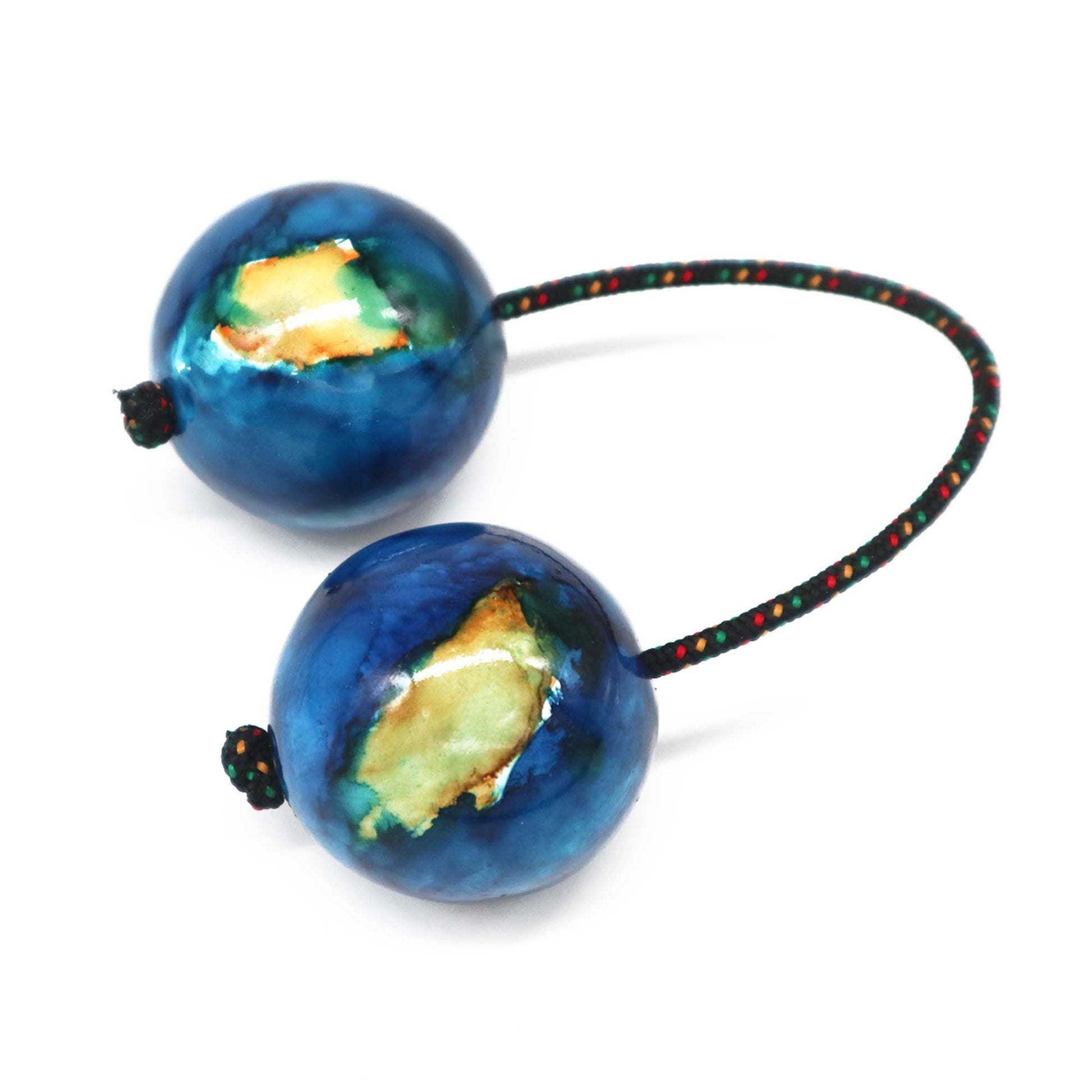 Alt-Tag: Kashaka-Shaker aus Suarholz – Ocean 26x5 CM, Percussion-Shaker mit zwei blauen Suarholz-Kugeln und Verbindungsschnur