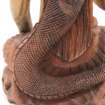 Alt-Tag: Nahaufnahme der Schnitzdetailarbeit der Suar-Holz-Shiva-Statue – 50CM, handgeschnitzte balinesische Holzskulptur-Textur
