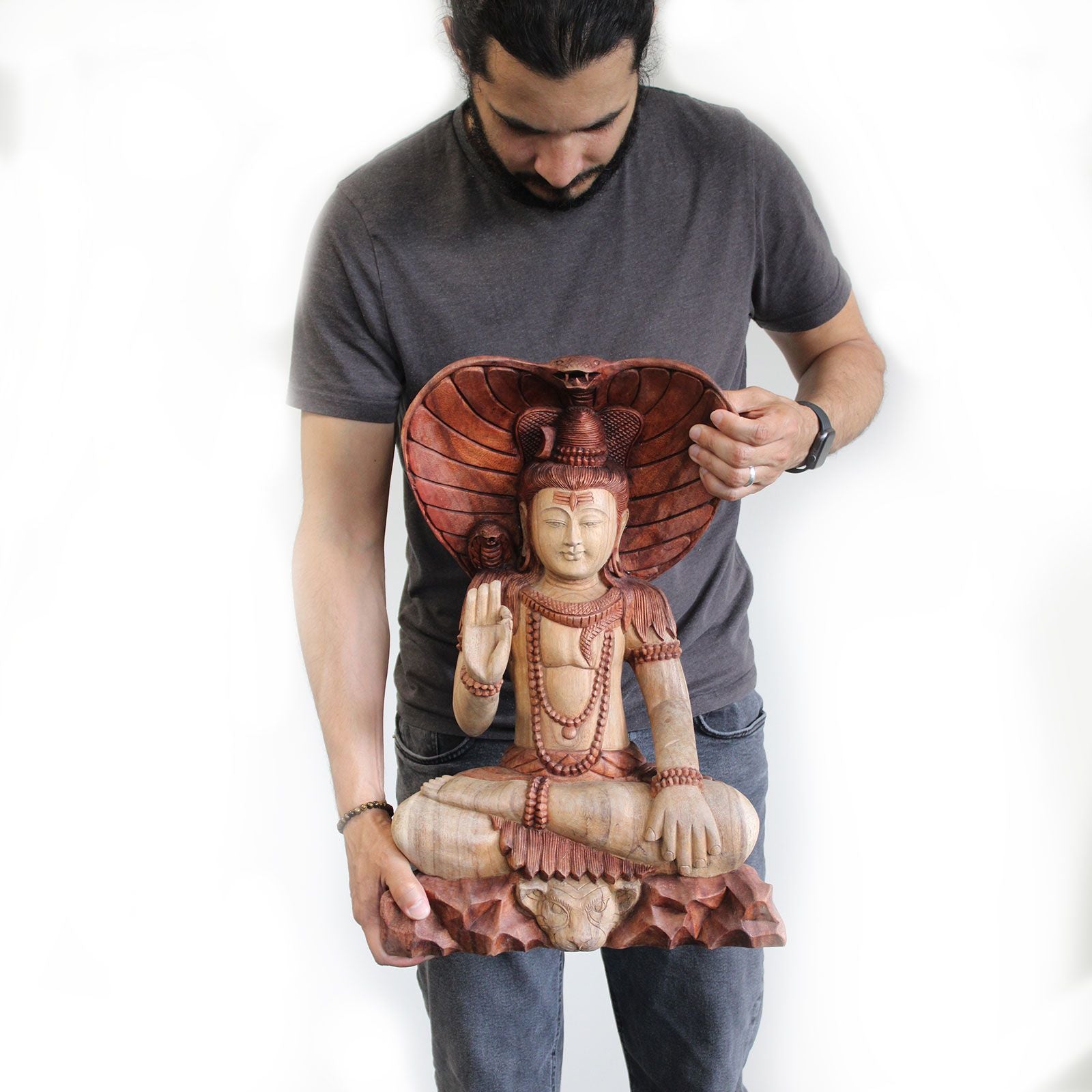 Suar-Holz Shiva-Statue – 50CM handgeschnitzte balinesische Shiva-Skulptur aus Suar-Holz, von einer Person gehalten; detailreiche, sitzende Figur mit Heiligenschein