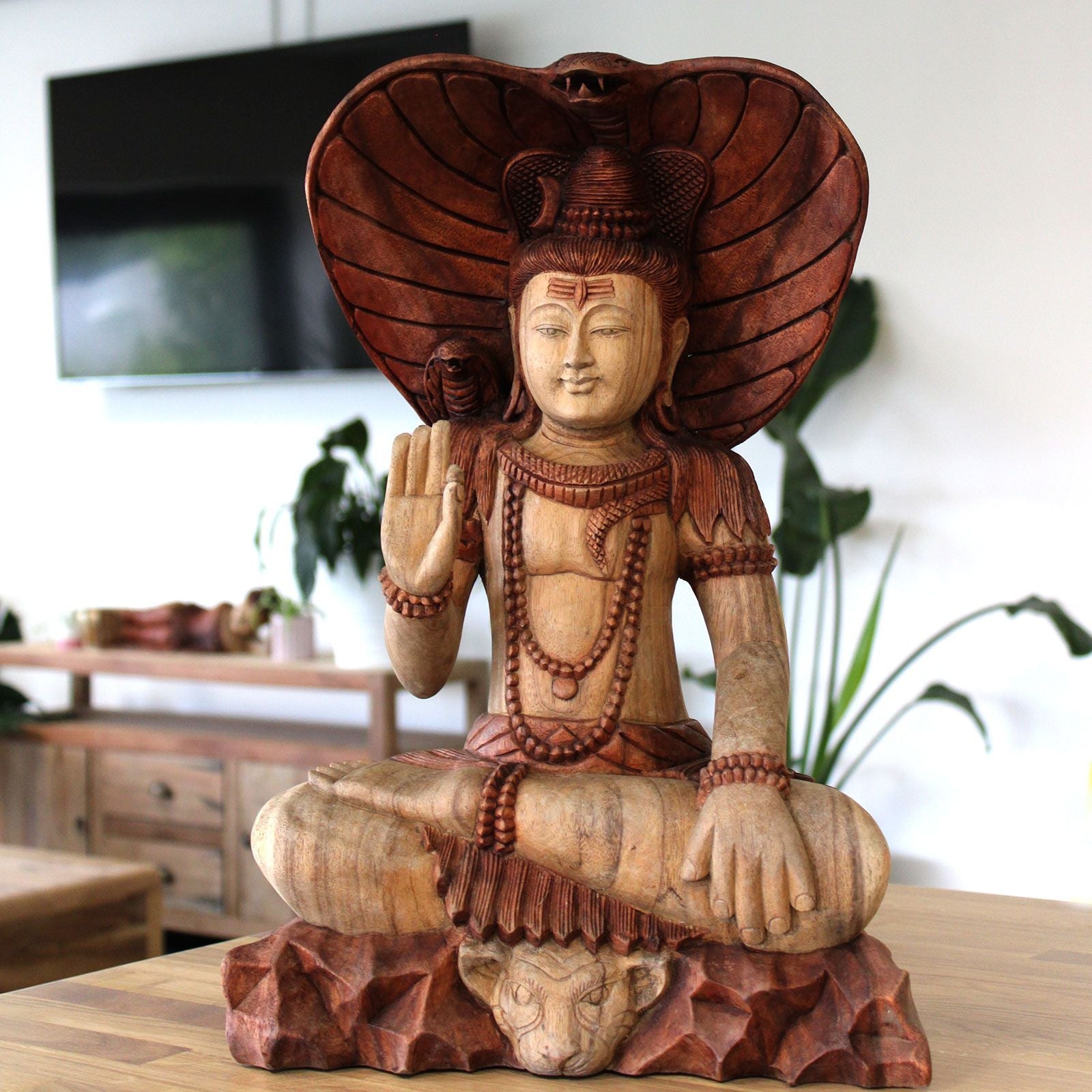 Alt-Tag: Shiva-Statue aus Suarholz – 50CM handgeschnitzte balinesische Shiva-Figur aus Holz, sitzend mit geschnitzter Kobra-Haube auf Sockel