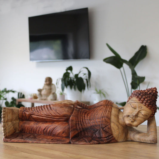 Schlafende Buddha-Statue aus Suarholz – 50CM handgeschnitzte, liegende Buddha-Deko-Skulptur aus Suarholz auf einem Holztisch