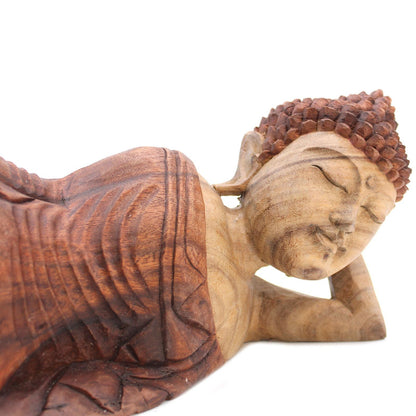 Alt Tag: Sovande Buddha-staty i suarträ – 50CM handskuren Buddha-dekorskulptur i trä, liggande pose i närbild på vit bakgrund