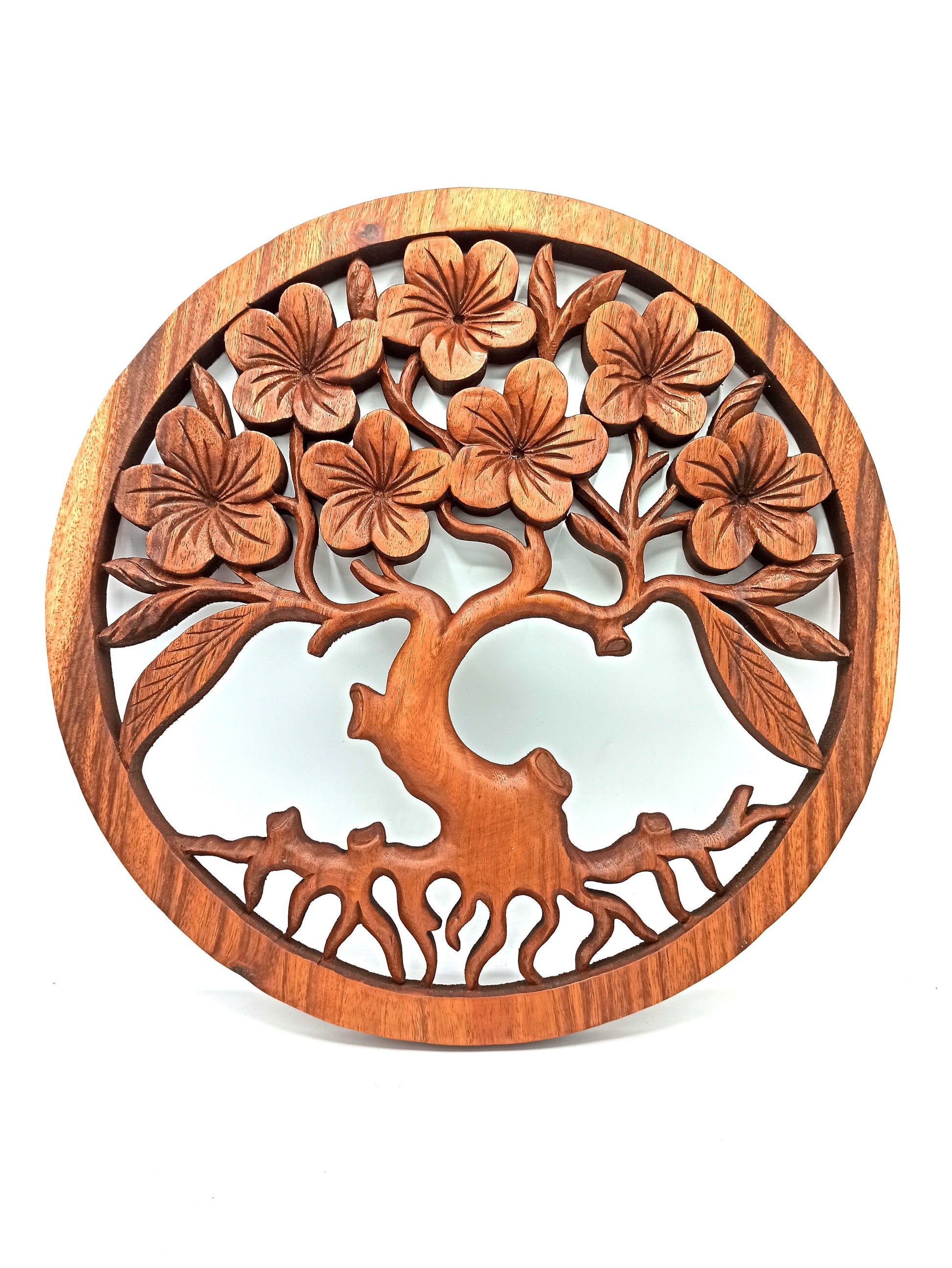 Alt Tag: Suar Wood Tree of Life Panel – 40CM, panel circular de madera Suar tallado a mano con árbol de la vida y flores de frangipani